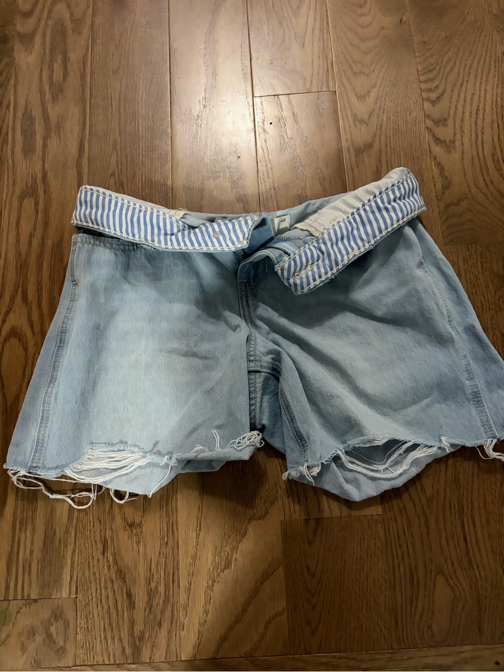 NWOT Hollister Light Wash Denim Low Rise Women’s Bermuda Shorts Size 0